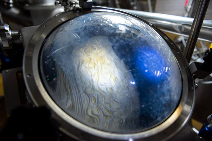 Vajat készítenek az Alföldi Tej Kft. székesfehérvári üzemében. Fotó: Farkas Norbert