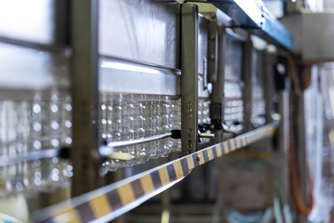 Palackozó gépsor az Alföldi Tej székesfehérvári üzeméében. Fotó: Farkas Norbert
