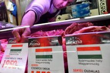 A dráguló gyümölcs és hús állíthatja meg a forint zuhanását