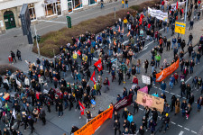 Azért beszélnek megosztó témákról a politikusok, mert csak így figyelünk rájuk