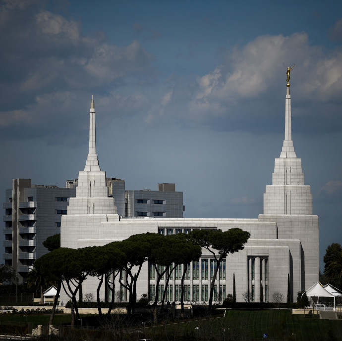 Évtizedeken át titkolták, mára 100 milliárd dolláros vagyont halmozott fel egy idehaza is működő egyház