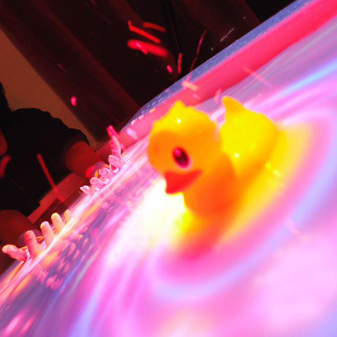 Akár egy honlap színeivel is befolyásolhatják, hogy hová tesszük a pénzünket