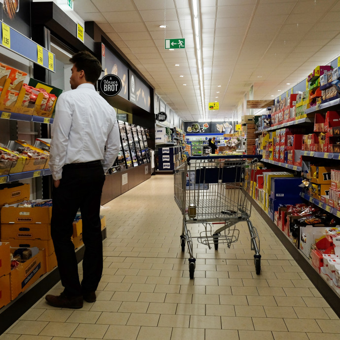 Nincs csücsülés 250 ezerért a kasszában, csak állandó loholás – mennyire facsarja ki dolgozóit az Aldi és a Lidl?