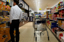 Nincs csücsülés 250 ezerért a kasszában, csak állandó loholás – mennyire facsarja ki dolgozóit az Aldi és a Lidl?