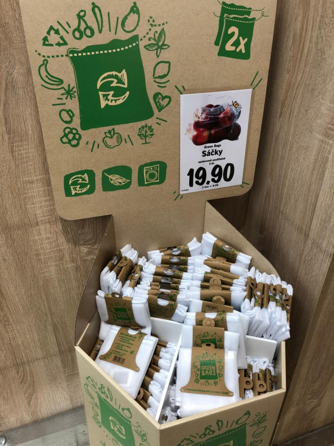 Szövetzsák a Lidl csehországi üzletében. Fotó: TN.cz