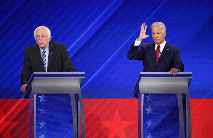 Bernie Sanders és Joe Biden egy elnökjelölti vitán. (Photo by Robyn BECK / AFP)