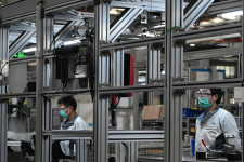 Két-három hét múlva érkezik meg a járvány mélypontja a magyar gyárakba