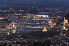 Kezd kiürülni a bulinegyed, a csúcséttermek forgalma zuhan a járvány miatt Budapesten