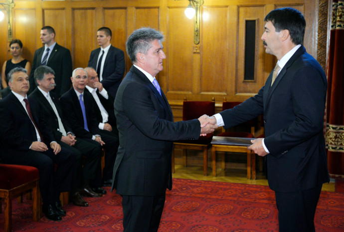Tasnádi László, a Belügyminisztérium államtitkára átveszi kinevezési okmányait Áder János köztársasági elnöktől 2014. június 12-én. Fotó: MTI
