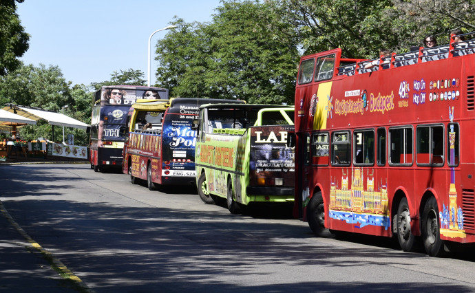 Dugig vannak a hazai szállodák külföldiekkel, miközben egyre több magyarnak már csak kempingezésre futja