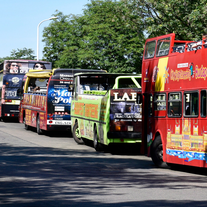 Csőd szélén a magyar buszos cégek, az áruszállítóknál óriási a bizonytalanság