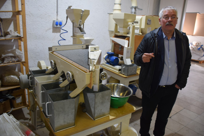 Sotkó Gyula a laborrostával és a fajsúly szeparátorral. 