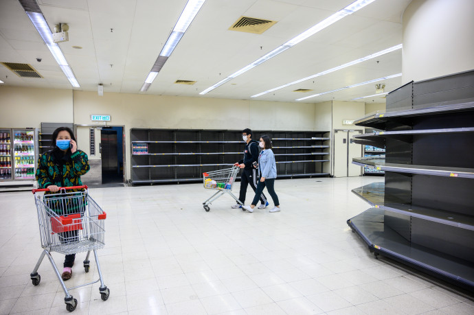 Üres polcok egy hongkongi boltban február elején. Fotó: AFP