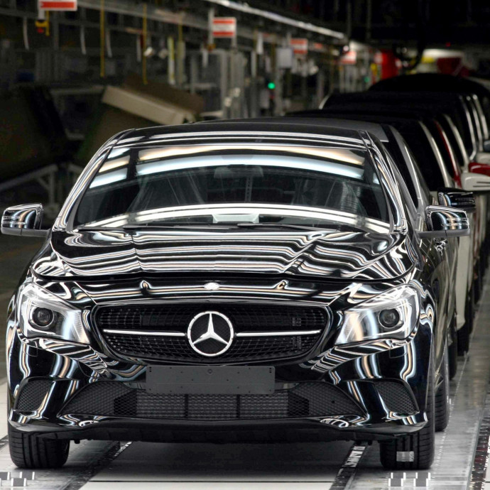 176 ezer magyar dolgozó nézi, ahogy satufékkel leáll az autóipar