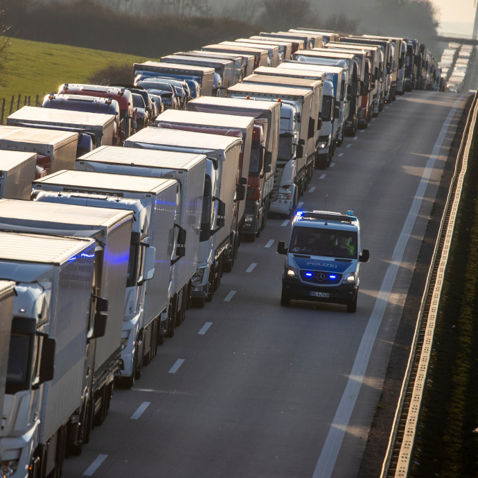 Hozná a kamionos az élelmiszert és a gyógyszert, de akkora a káosz, hogy nem tudja