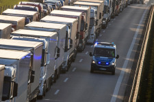 Hozná a kamionos az élelmiszert és a gyógyszert, de akkora a káosz, hogy nem tudja