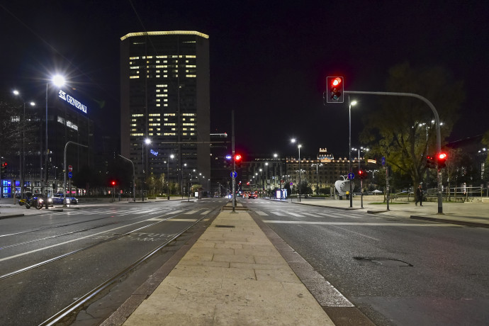 A Pirelli Tower Milánóban a 'maradj otthon' felirattal. Fotó: AFP