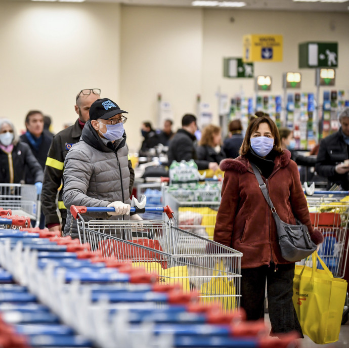Hirtelen eltűntek a pánikvásárlók a magyar boltokból, de sok idős még mindig nem állt le