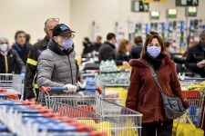 Hirtelen eltűntek a pánikvásárlók a magyar boltokból, de sok idős még mindig nem állt le