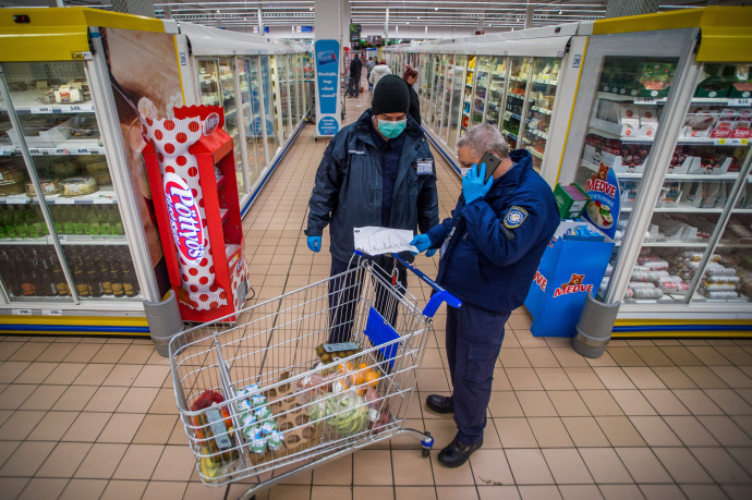Polgárőrök időseknek vásárolnak be egy XIII. kerületi áruházban. Fotó: Balogh Zoltán/MTI