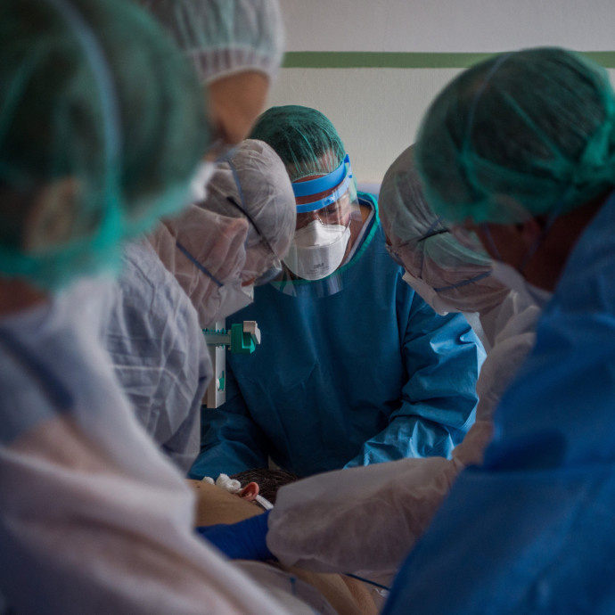 Veszélyességi pótlékot az egészségügyi dolgozóknak, ingyenes parkolást mindenkinek