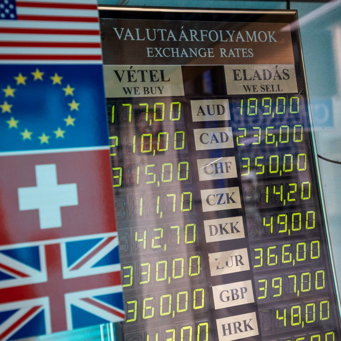 Sosem zuhant még ekkorát a forint Fidesz-kormány alatt, közbelépett a jegybank