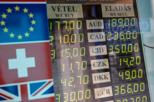 Sosem zuhant még ekkorát a forint Fidesz-kormány alatt, közbelépett a jegybank
