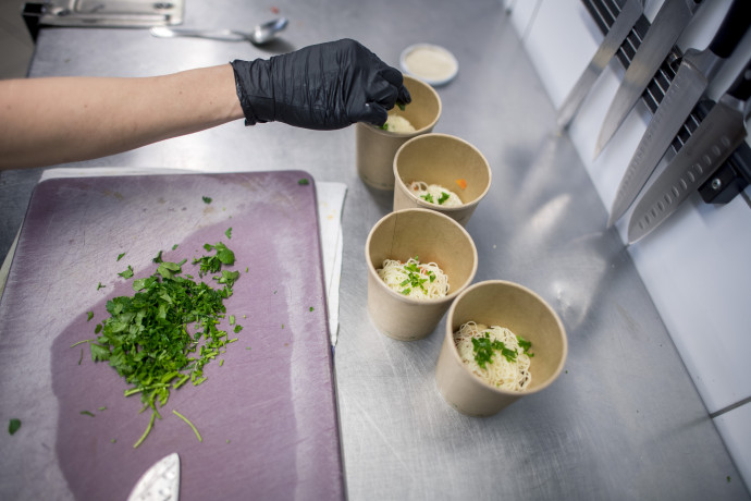 Pécs, 2020. március 28. Levest szednek elviteles dobozokba egy pécsi bisztró konyháján 2020. március 28-án. Az étterem a koronavírus-járvány miatti korlátozások hatására a napi menüztetésrõl átállt az ételkiszállításra. A megrendelõk napi több menü közül válaszhatnak a hét minden napján. MTI/Sóki Tamás