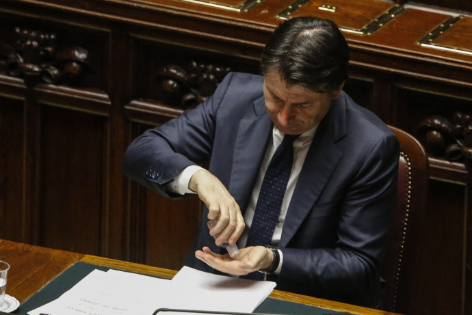 Giuseppe Conte olasz miniszterelnök a kezét fertõtleníti a koronavírus terjedésének megfékezésére hozott intézkedésekrõl szóló beszámolója után a szenátus üléstermében, Rómában, március 26-án. Fotó: MTI/EPA-ANSA/Fabio Frustaci