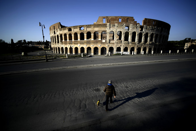 Ember halad el a római Colosseum közelében. Fotó: AFP