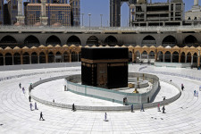 A szaúdi királyi család 150 tagja kapta el a koronavírust