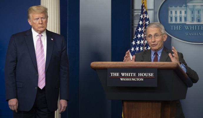 Donald Trump amerikai elnök és Anthony Fauci járványügyi főtanácsadó 2020 április 10-én Washingtonban, Fotó: AFP / Europress