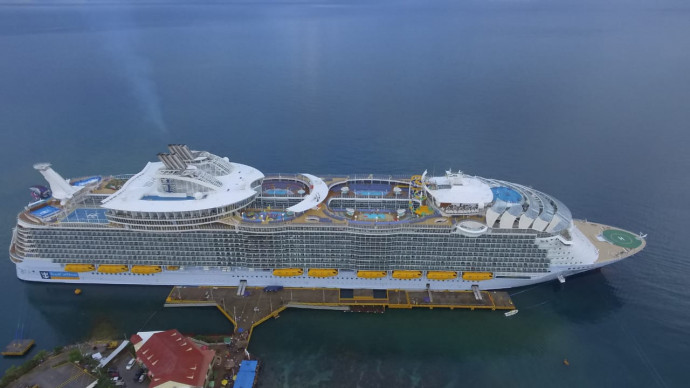 A Symphony of the Seas egy hondurasi kikötőben 2018-ban. Fotó: AFP/Europress