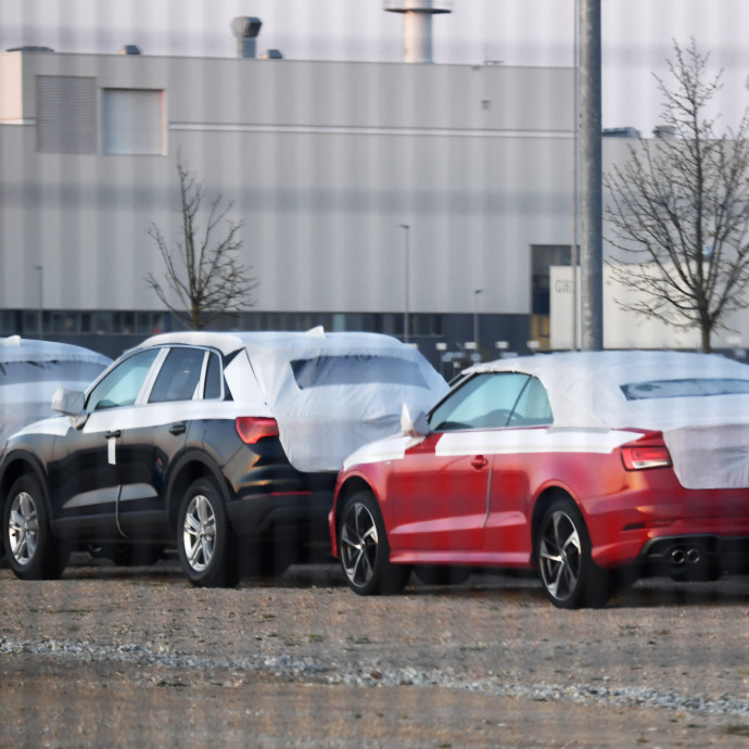 A német autógyárak újranyitása elkezdheti felhúzni a magyar ipart, de lassú lesz a kilábalás