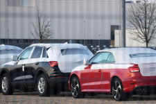 A német autógyárak újranyitása elkezdheti felhúzni a magyar ipart, de lassú lesz a kilábalás