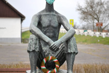 Maszkpiac: a boltosok 600 százalékos haszonnal próbáltak menekülni a csőd elől