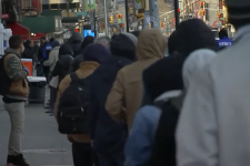 A világtörténelem leggazdagabb nagyhatalmában kilométeres sorok kígyóznak az ingyen élelmiszerért