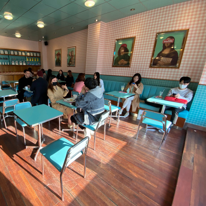 Maszkban ülő vendégek félig üres éttermekben, ez az újraindulás vár a vendéglősökre