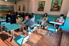 Maszkban ülő vendégek félig üres éttermekben, ez az újraindulás vár a vendéglősökre