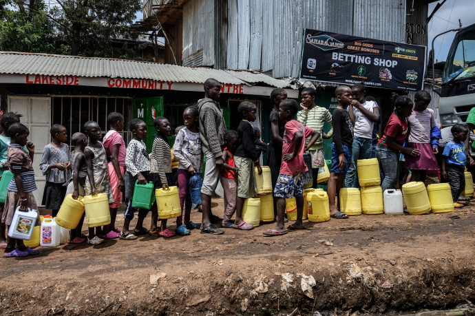 Gyerekek állnak sorba vízért a nairobi Kiberában. Fotó: AFP