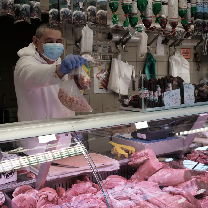 Olyan megyékben is lazítják a korlátozásokat, ahol gyorsan nő a fertőzések száma