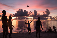 Eljöhet a plexifalak közötti napozás korszaka