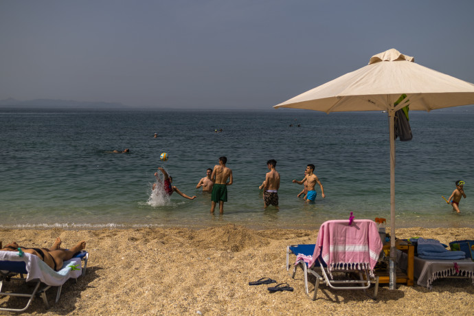 Athéni strand a hétvégi újranyitás után. Fotó: AFP