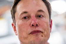 Elon Musk és a Tesla egyetlen lélegeztetőgépet sem gyártottak, a német kazángyárnak sikerült