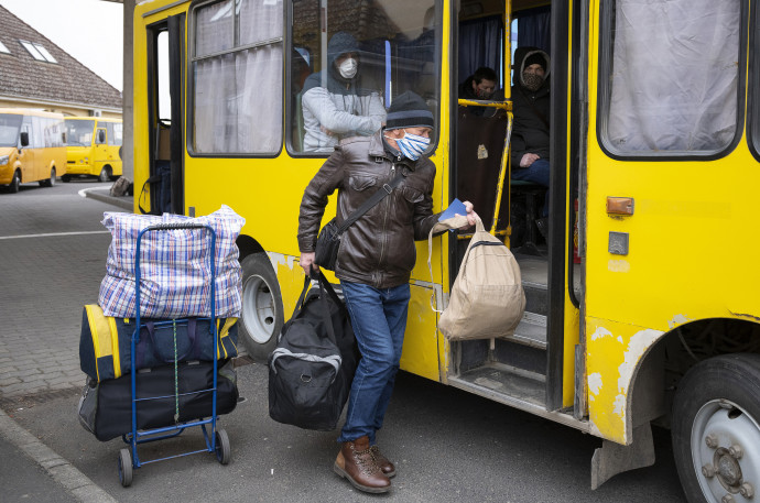 Ezekkel az önkormányzati buszokkal tudnak hazajutni a Magyarországról érkező átkelők. Fotó: Balázs Attila/MTI