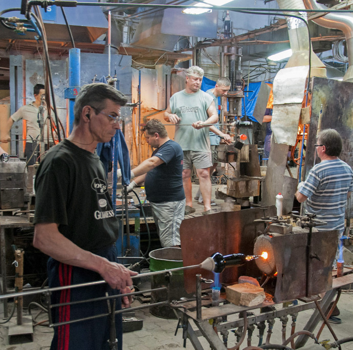 Utolsókat rúgja a nagy múltú Ajka Kristály, bontani kezdték az üveggyárat