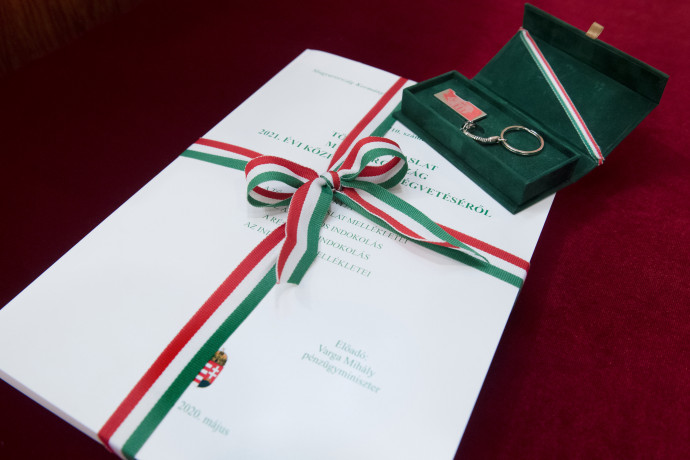 Eljutott oda a magyar kormány, hogy az éves költségvetés háromszorosan is üres szimuláció