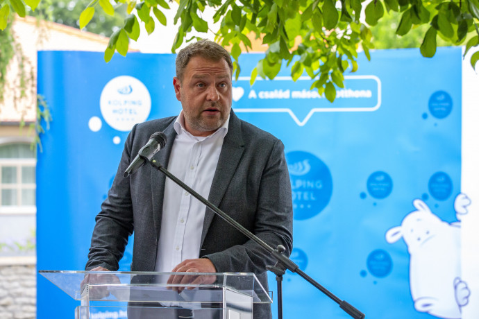 Guller Zoltán, a Magyar Turisztikai Ügynökség vezérigazgatója beszédet mond Alsópáhokon. Fotó: Varga György/MTI