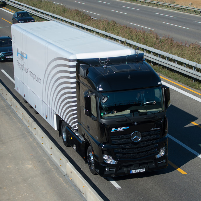 Az önvezető kamion hátrányba hozza a családi vállalkozásokat és a környezetbarát vasutat