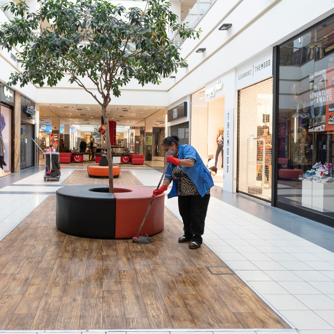 Összeomlott a ruhakereskedelem, százával rúgták ki az embereket a boltok